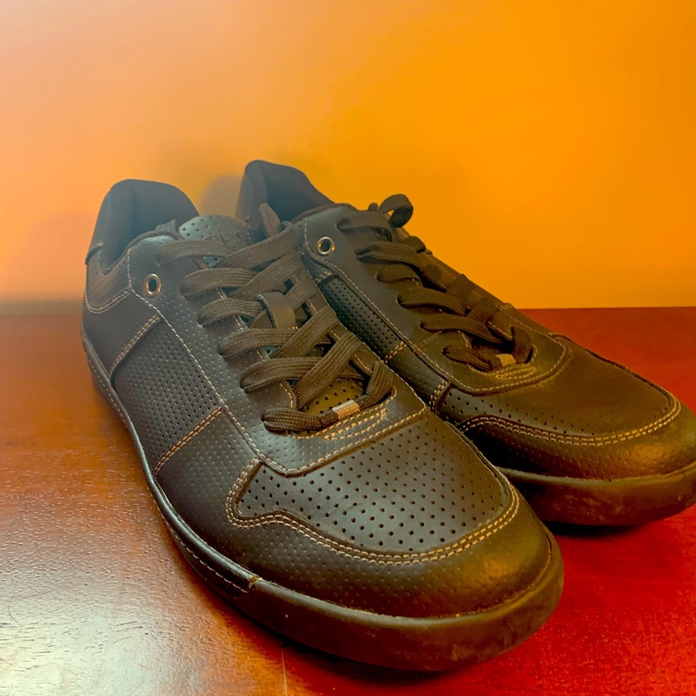 Men’s Black sneakers Guess size 11